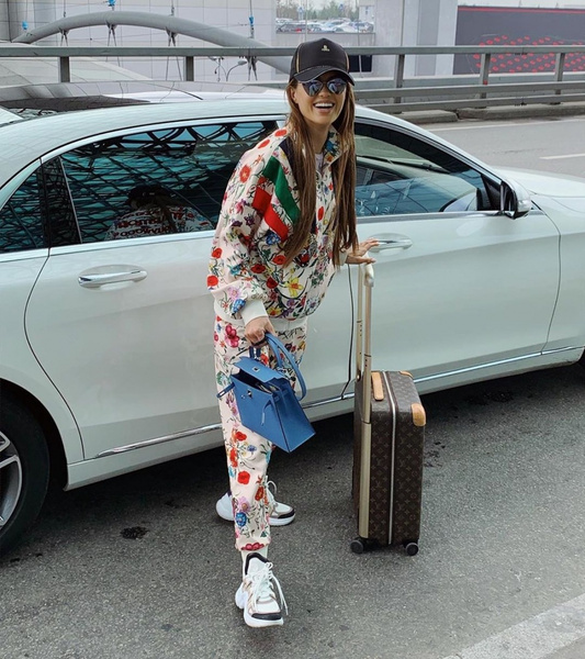 Костюм Gucci, кроссовки LV, сумка Hermes, бейсболка Fendi: Виктория Боня улетела в Нью-Йорк на люксе