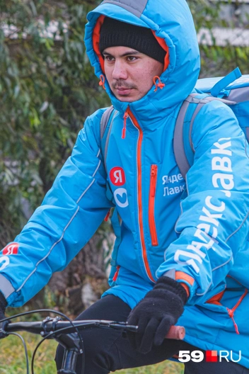 Курьеры продолжают работать. Капюшон спасает от холода | Источник: Тимофей Калмаков / 59.RU