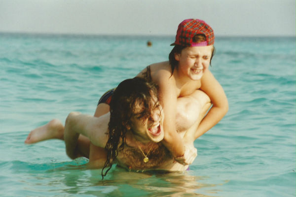 Филипп Киркоров с Михаилом на необитаемом острове во время гастролей в Тайланде. Январь 1998 год.