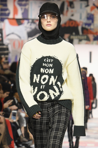 Свитер C’est non, non, non et non! Dior, FW18-19В осенне-зимней коллекции этого года Мария Грация Кьюри ищет вдохновение в студенческих бунтах Парижа 1968 года, подспудно поднимая еще одну важную тему — харассмент. Об этом говорит, как минимум, бежевый свитер из коллекции. Если бы его надела Мелания Трамп, западная пресса, конечно же, так же активно искала тайный смысл ее послания, но реакция абсолютно точно не была бы такой негативной.
