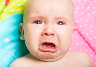 Детский плач влияет на работу мозга взрослых