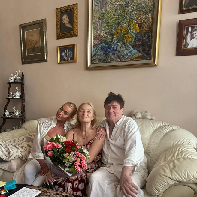 Анастасия Волочкова, ее мать Тамара Антонова и близкий друг Владимир Козырев | Источник: Анастасия Волочкова