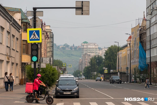 Днем солнце едва пробивается сквозь дым над центром | Источник: Мария Ленц / NGS24.RU
