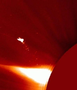 Что за загадочная огненная «птица», которую астрономы зафиксировали над Солнцем