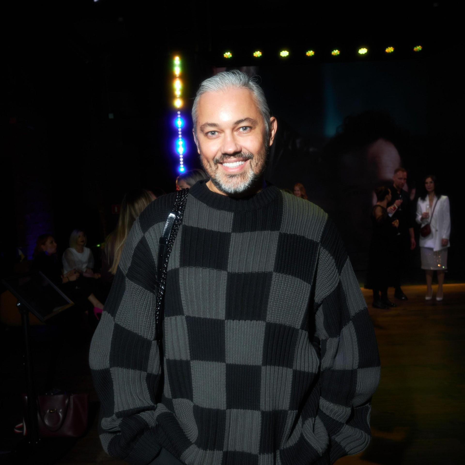 Картины на скотче, трещины по всем стенам, люкс: Рогов провел рум-тур по своим квартирам, которые объединил в одну