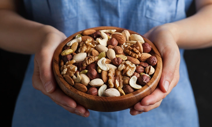 Орехи, замачивать | Источник: iStockphoto/Julia_Sudnitskaya