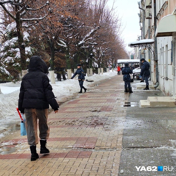 От ФСИНА в сторону Первомайского проспекта студенты академии сами очищают обочину от снега | Источник: Мария Борзева / YA62.RU