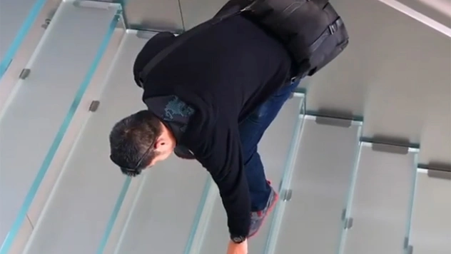 Пранкер из Сан-Франциско раскладывает по всему городу фейковые AirPods, которые невозможно поднять (видео)