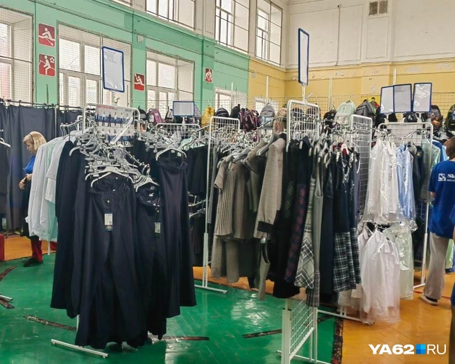 В школе № 1 шоурум школьной формы располагается прямо в спортзале | Источник: Кристина Мельникова