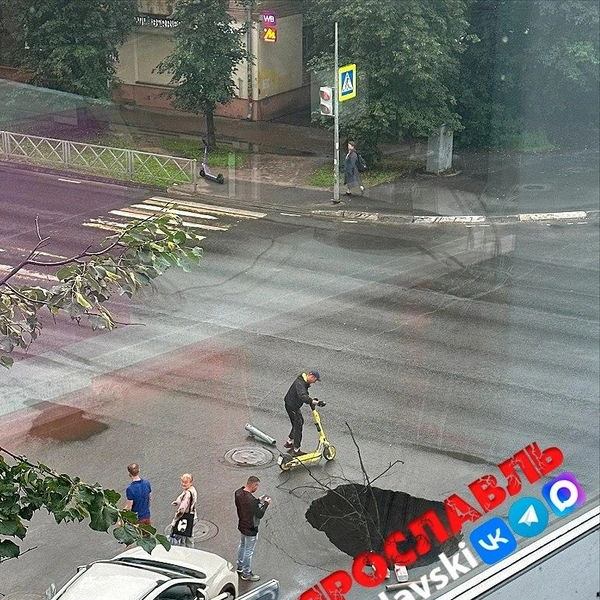 Яма образовалась днем 22 июля | Источник: «Жесть Ярославль» / Telegram