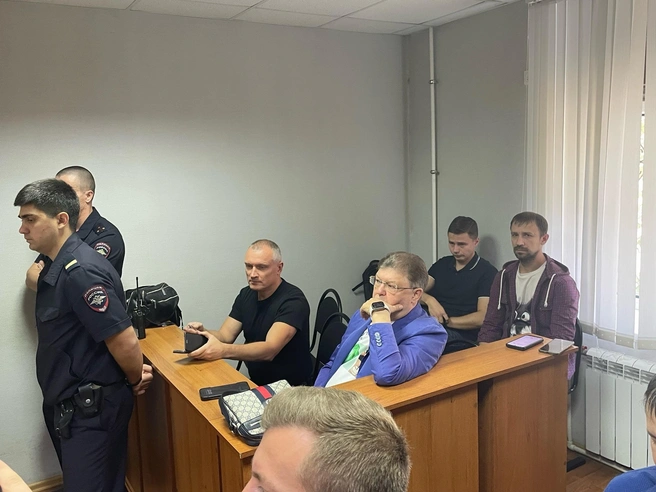 Остальные обвиняемые приходят на суд из дома | Источник: Илья Воробушкин / V1.RU