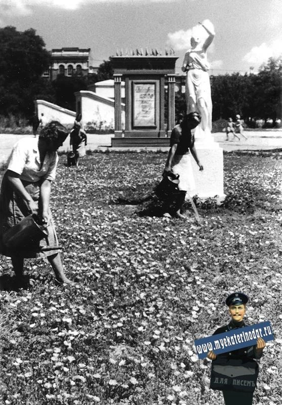Жители ухаживают за цветами В Первомайском сквере (сквер Жукова). 1945 год | Источник: Елагин Н.Н. / myekaterinodar.ru