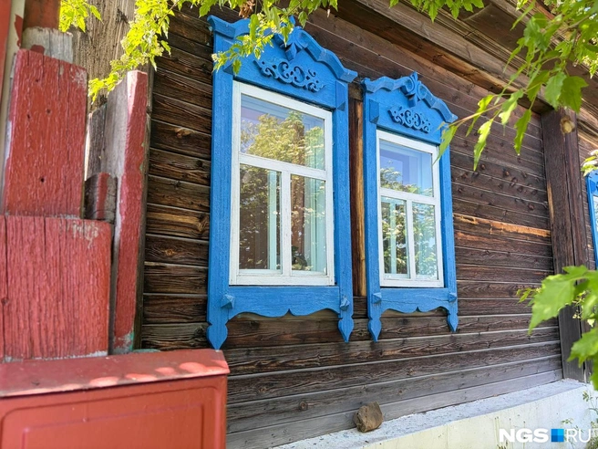 Таких домов из прошлого удалось найти не много, но они привлекают внимание — тут хозяева даже сохранили оригинальное остекление, не став заменять его на пластик | Источник: Настасья Медведева / NGS.RU
