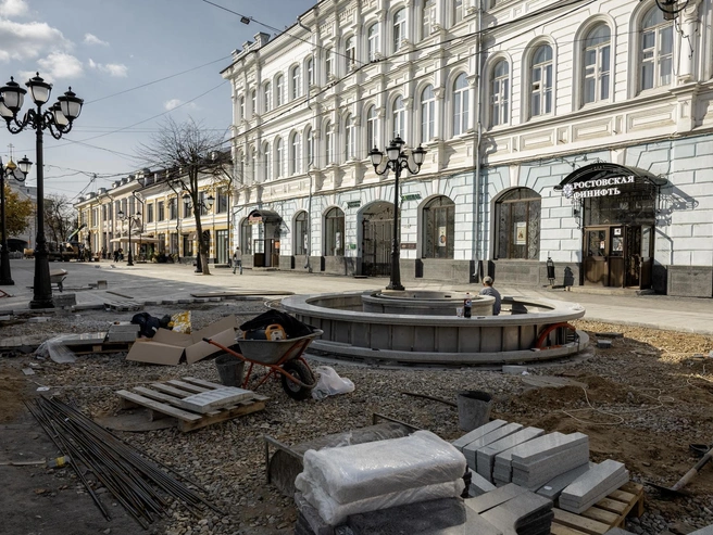 Зона вокруг будущего фонтана пока не покрыта плиткой | Источник: Александр Куренной / 76.RU