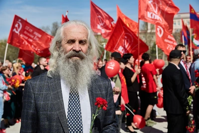 Первомайское шествие с Знаменем Победы в Новосибирске