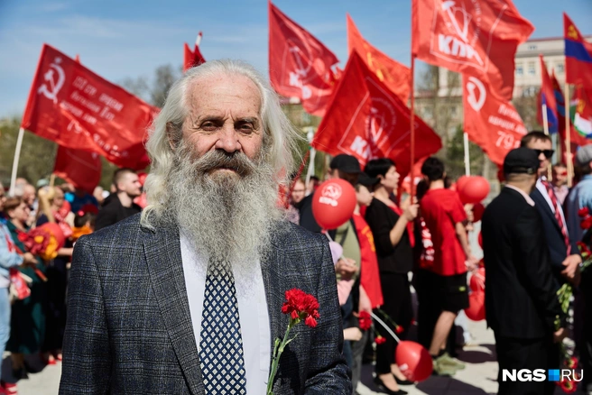 Сегодня на Монументе Славы провели первомайский митинг | Источник: Александр Ощепков / NGS.RU