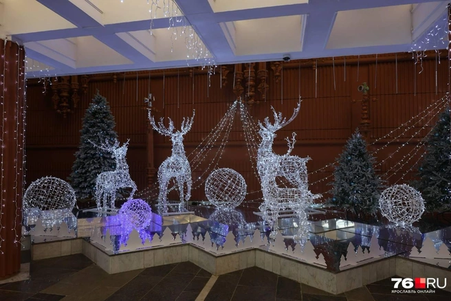 Театр всё ещё украшен по-новогоднему. Везде гирлянды, елки и олени Деда Мороза