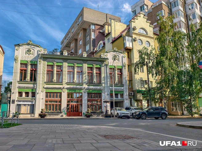 Вычурные фасады так и хочется фотографировать  | Источник: Булат Салихов / UFA1.RU 