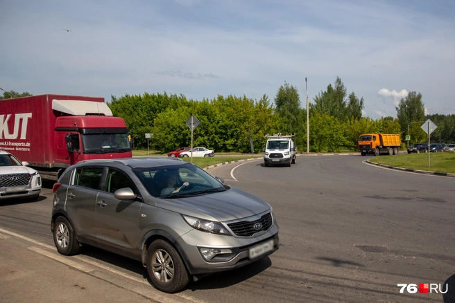 Водители, ехавшие с проспекта Авиаторов, обязаны пропускать тех, кто движется по кольцу | Источник: Кирилл Поверинов / 76.RU