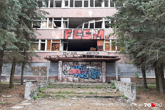 Сейчас в здание изредка пробираются любители атмосферной фотографии | Источник: Екатерина Лещенкова