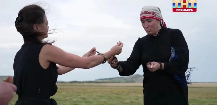 Райдос преподнесла Изосимовой колье