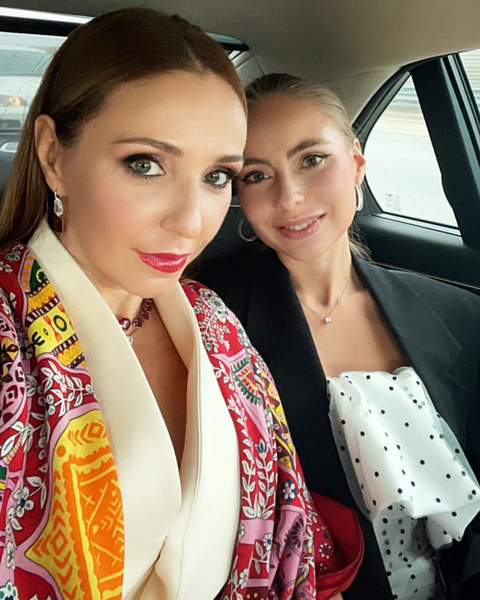 <p>Татьяна Навка и Саша Жулина</p>