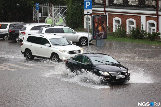 Потоки воды были сильными, и очень быстро дороги оказались под водой | Источник: Александр Ощепков / NGS.RU