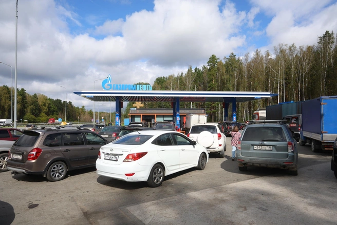 Острый дефицит бензина в регионе продолжается с конца августа | Источник: Владислав Лоншаков / E1.RU