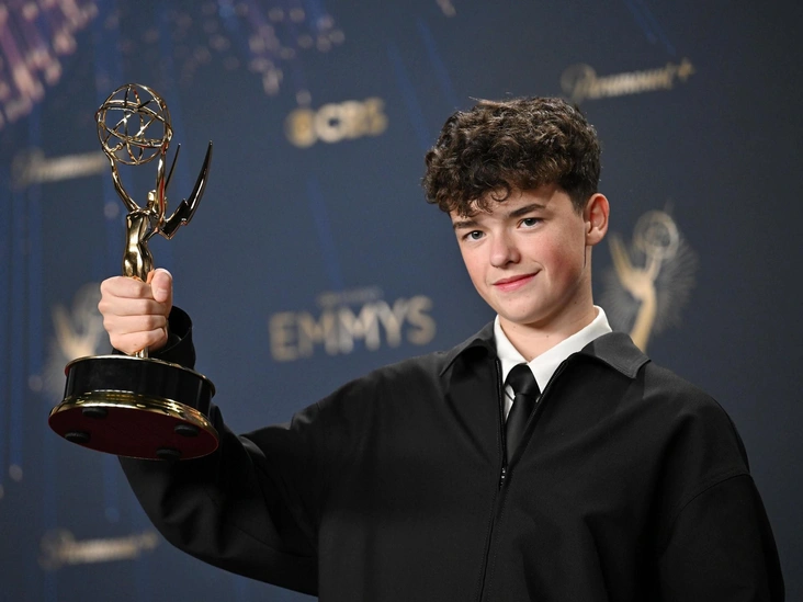 Оуэн Купер с наградой на премии «Эмми-2025»