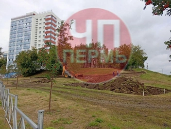 Очевидцы сфотографировали как экскаватор «вспахивал» склон Слудской горки | Источник: ЧП Пермь / Telegram
