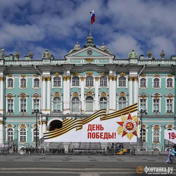 На Дворцовой начали собирать трибуны ко Дню Победы | Источник: Павел Даиси / «Фонтанка.ру»
