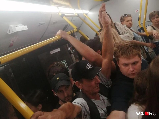 А так добираются до дома счастливчики, которым удалось попасть на автобус после девяти вечера | Источник: читатели V1.RU