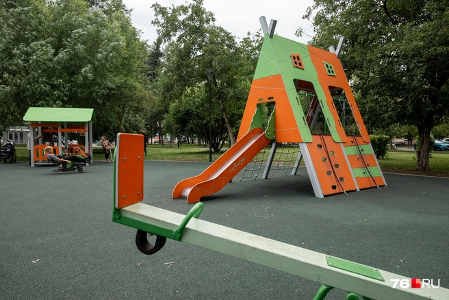 Недавно открыли новый детский городок  | Источник: Александр Куренной / 76.RU