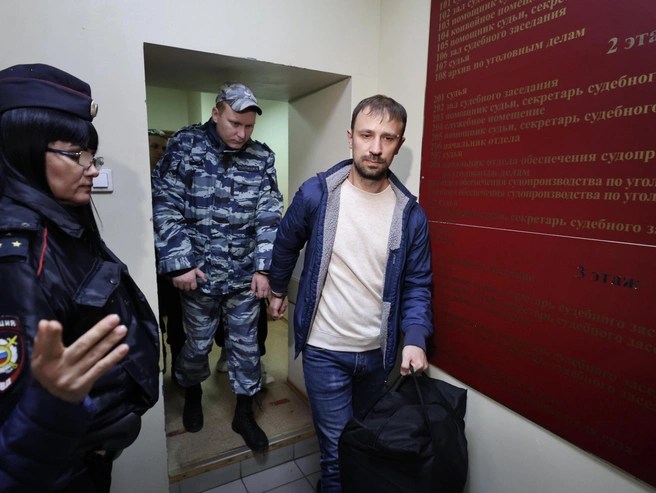 Максим Калашников побледнел и, казалось, едва сдерживал эмоции | Источник: Алексей Волхонский / V1.RU