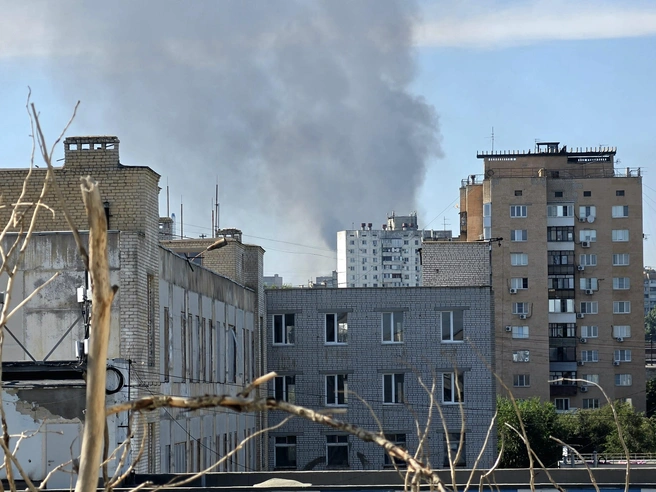 Столб дыма поднялся днем 25 августа в Дзержинском районе | Источник: Констанин Завриков / V1.RU
