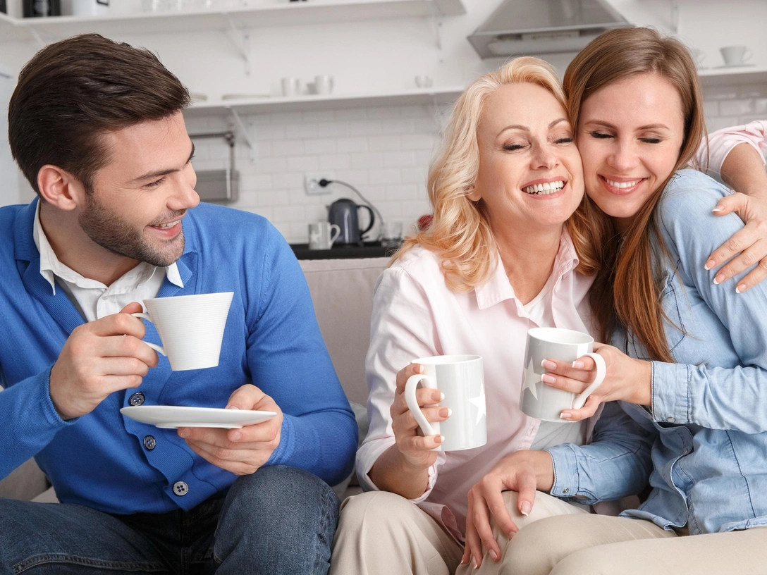 Маменькин сынок: 6 признаков, что мужчина будет постоянно сравнивать вас с матерью | marieclaire.ru