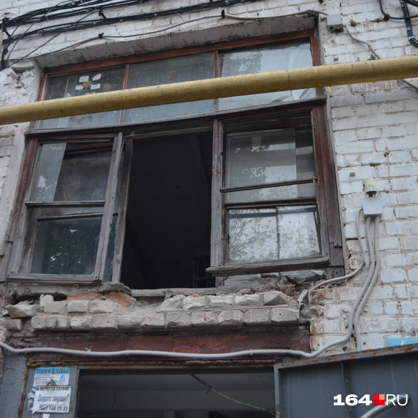 Дома 8 марта хоть и являются памятником, сейчас в них коммуналки, а сами здания постепенно разрушаются | Источник: Сергей Петунин / 164.RU