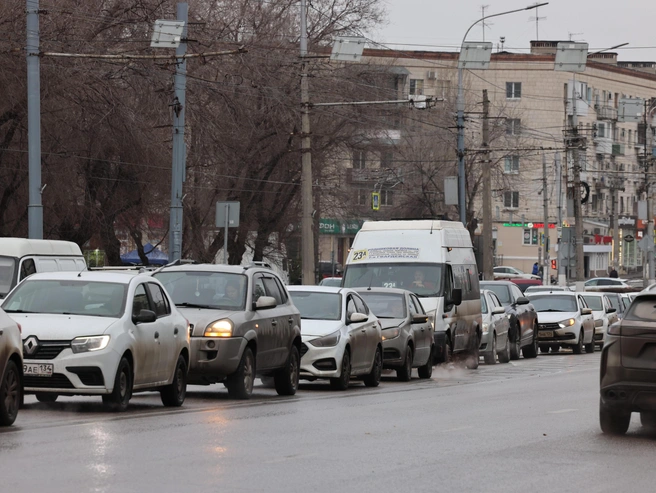 Колоссальная пробка образовалась в направлении центра города | Источник: Алексей Волхонский / V1.RU