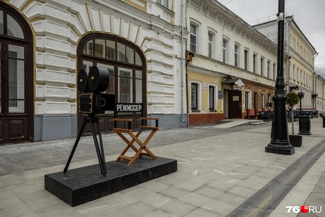 Здесь установили фотозону «режиссерское кресло» | Источник: Александр Куренной / 76.RU