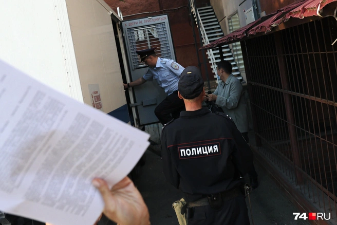 Супруга Уруспаева пыталась прогнать фотокорреспондента | Источник: Наталья Лапцевич