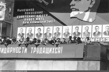 Трибуна у театра им. М. Горького, 1962–1964 годы | Источник: Pastvu.com
