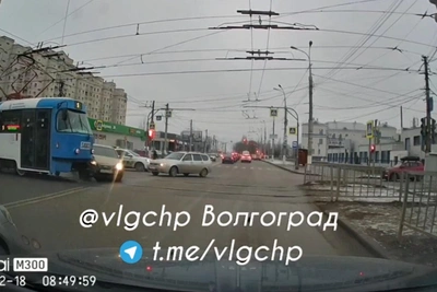 Волгоград: трамвай протаранил автомобиль на улице Качинцев