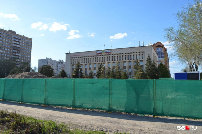 Территория огорожена забором, но попасть туда можно | Источник: Анастасия Баринова / 56.RU
