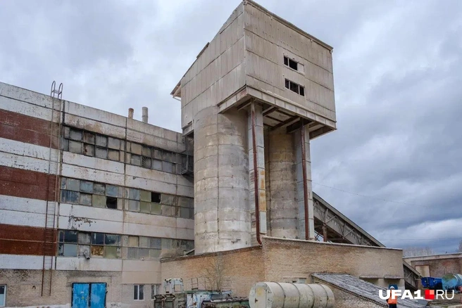 Параллельно в нутро завода поступает известь. Вот из такого чана | Источник: Булат Салихов / UFA1.RU