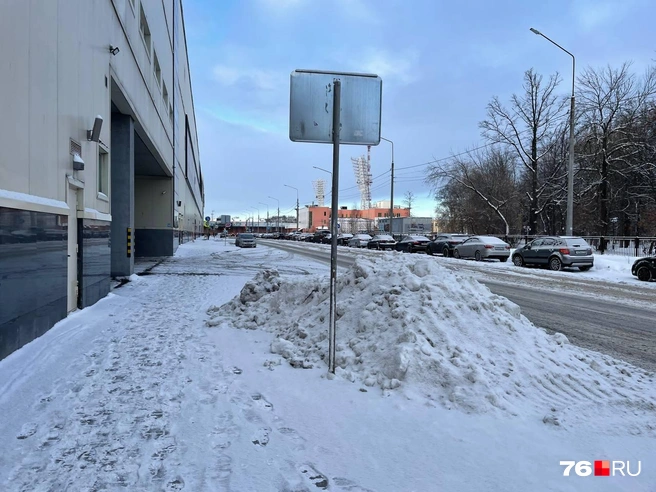 По словам нашего фотографа, местами убранный снег сваливают в кучи | Источник: Кирилл Поверинов / 76.RU