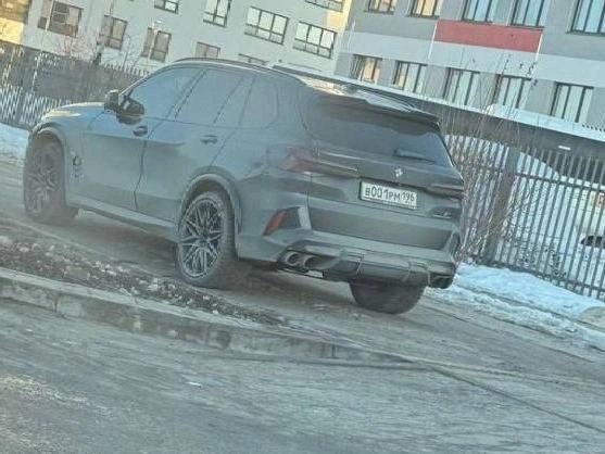 Другой дорогой автомобиль, также оставленный на тротуаре. | Источник: читатель E1.RU