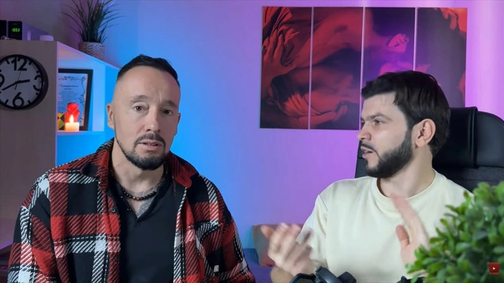 Егор и его друг Сергей снимали доверившихся им девушек в самых разных местах