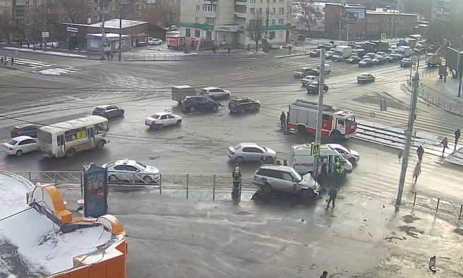 Помощь оказывали и сотрудники обычной скорой | Источник: камера «Интерсвязи»