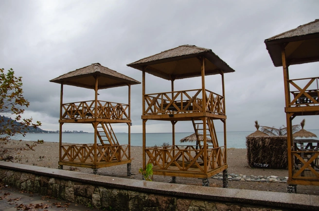 Двухэтажные бунгало ждут следующего лета | Источник: Оксана Витяpь / SOCHI1.RU