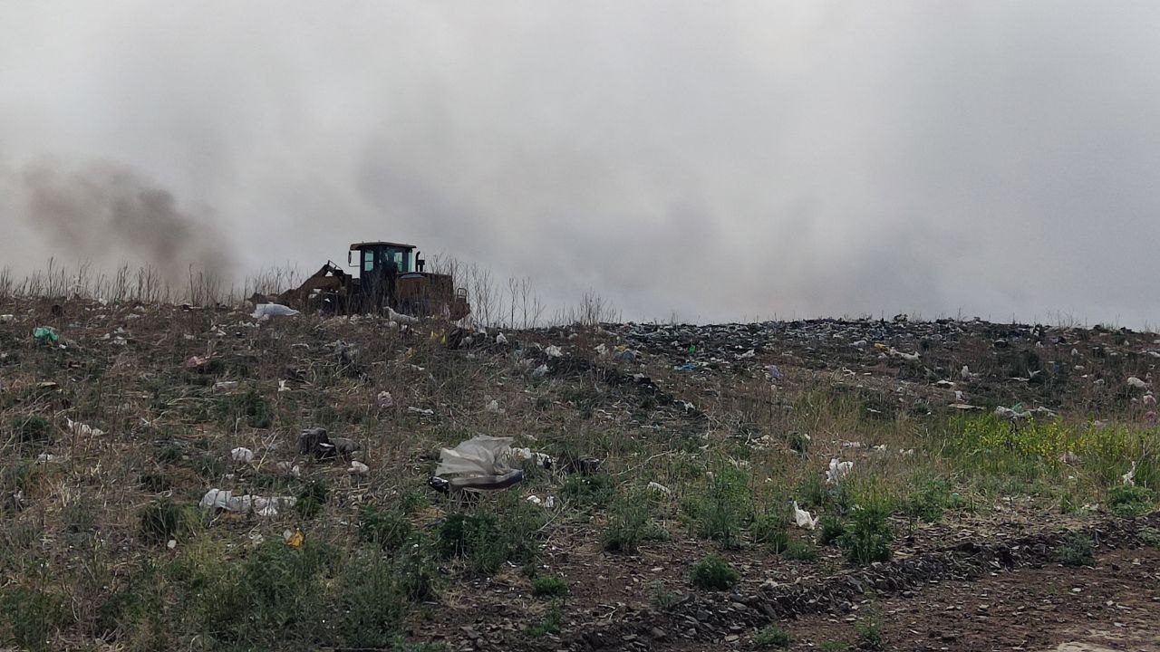 Свалка в городе Борзя, на которую вывозит мусор регоператор «Олерон», горит  второй день - 4 июня 2024 - ЧИТА.ру